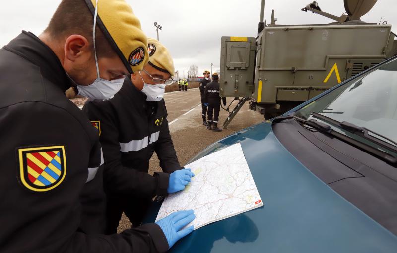 Fotos: La UME desinfecta el centro médico y varias calles de Miranda