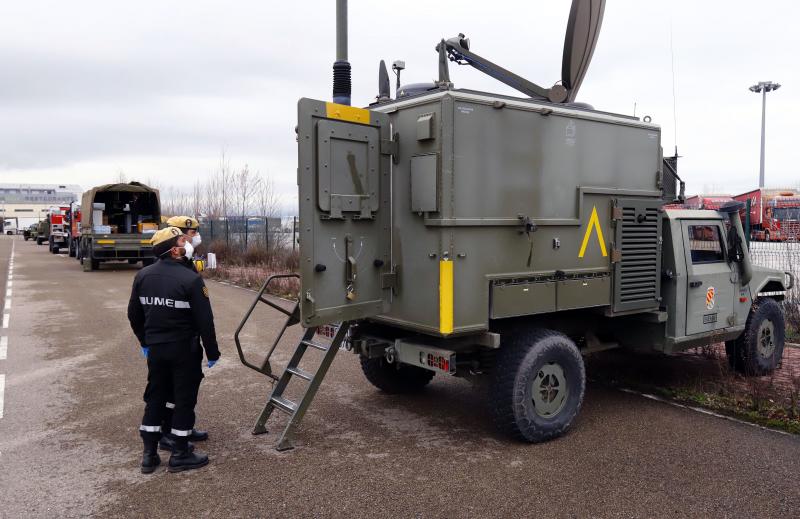 Fotos: La UME desinfecta el centro médico y varias calles de Miranda