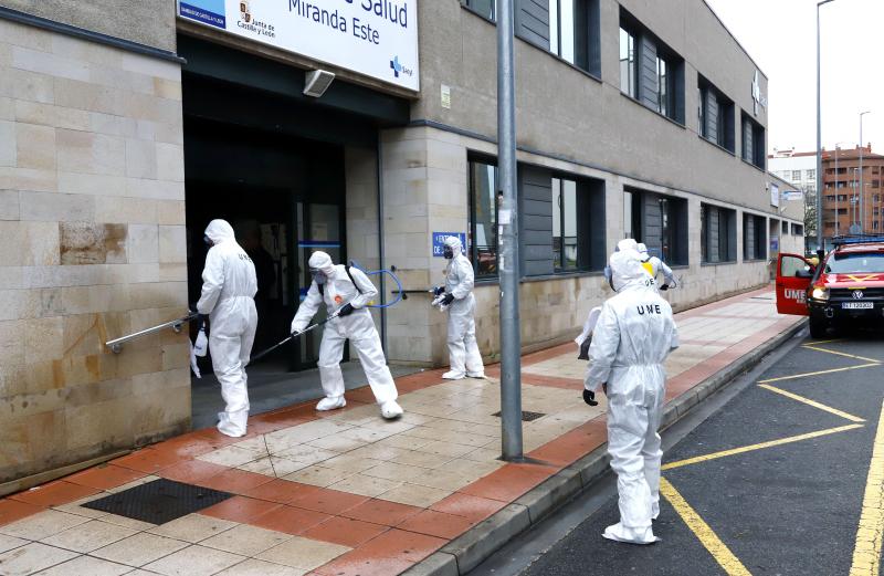 Fotos: La UME desinfecta el centro médico y varias calles de Miranda