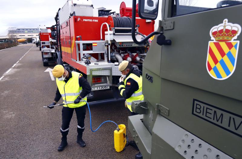 Fotos: La UME desinfecta el centro médico y varias calles de Miranda