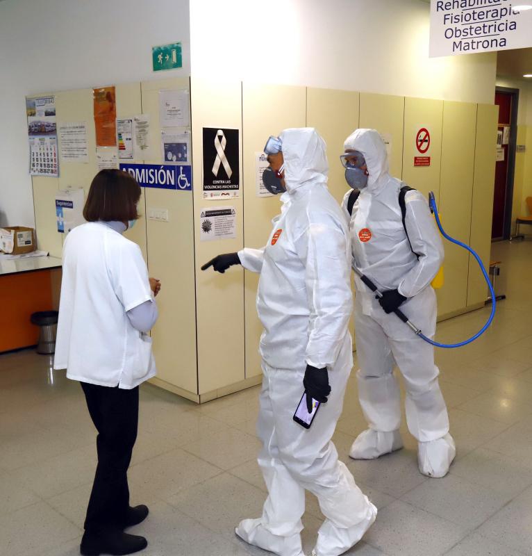 Fotos: La UME desinfecta el centro médico y varias calles de Miranda