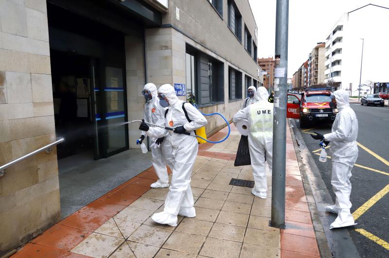 Fotos: La UME desinfecta el centro médico y varias calles de Miranda