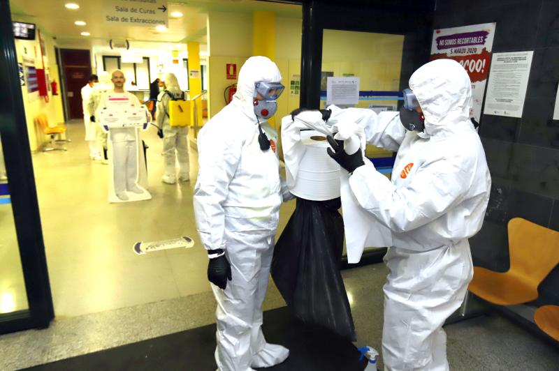 Fotos: La UME desinfecta el centro médico y varias calles de Miranda