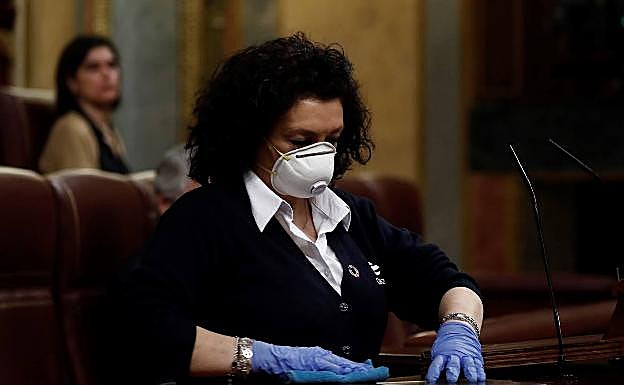 Valentina Cepeda, trabajadora del Congreso, desinfecta la tribuna cada vez que baja el orador. 