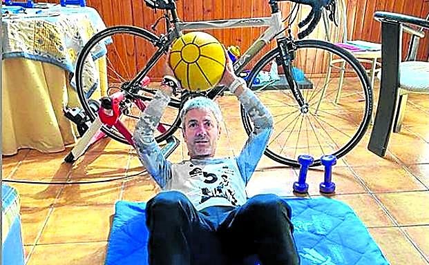 El atleta Martín Fiz impartiendo una clase de entrenamiento.