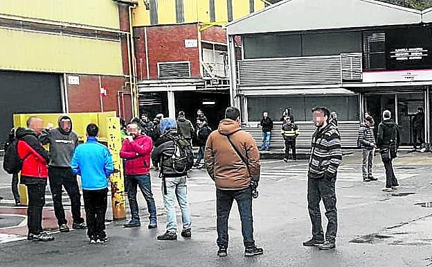 Trabajadores en el acceso a una de las plantas del grupo Tubacex. 
