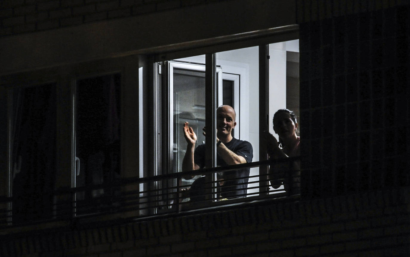 Los aplausos han sido generalizados por todas las zonas de Vitoria. En este reportaje fotográfico, recorremos Zabalgana, Judimendi, Txagorritxu y Santiago.