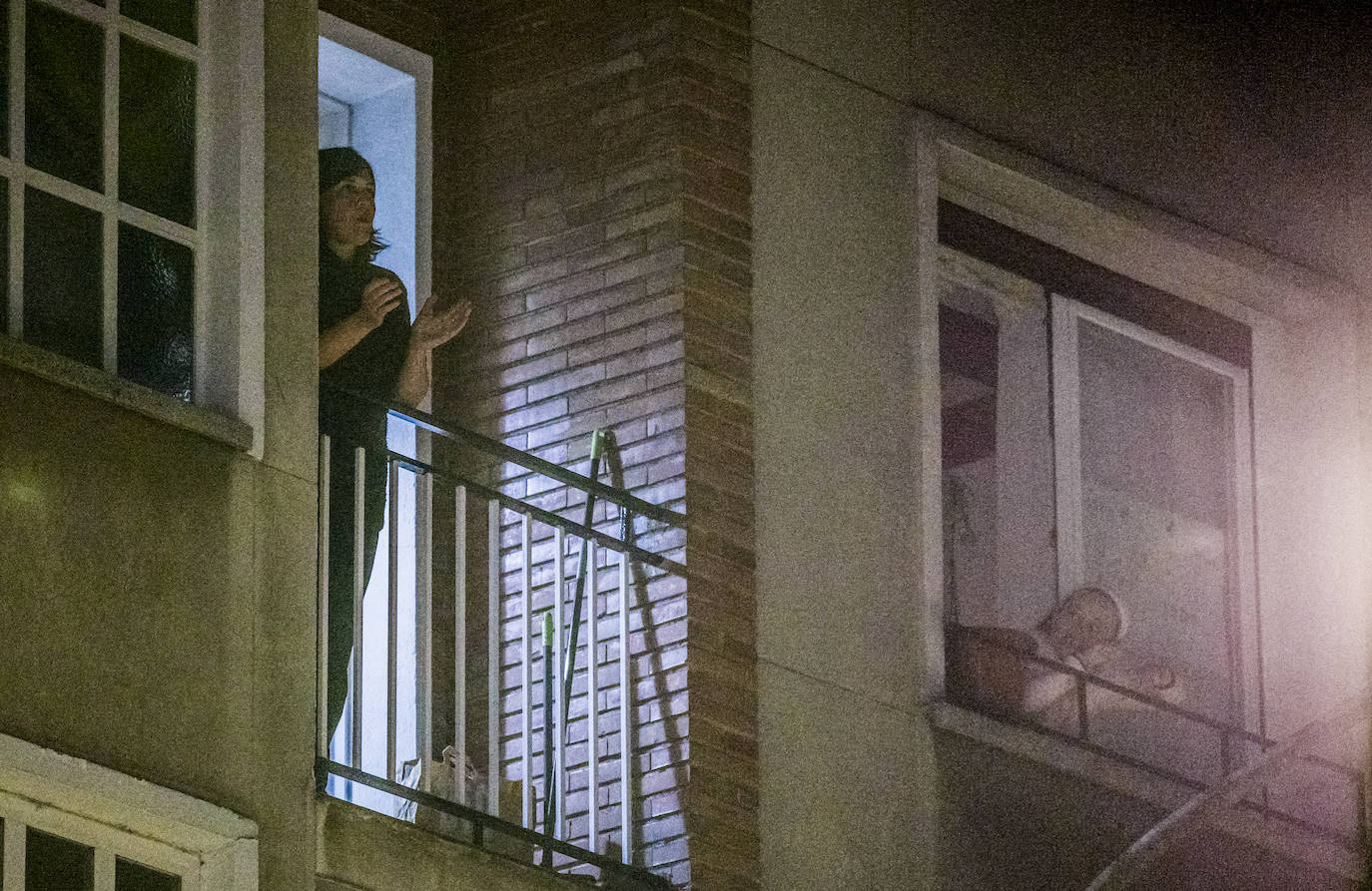 Los aplausos han sido generalizados por todas las zonas de Vitoria. En este reportaje fotográfico, recorremos Zabalgana, Judimendi, Txagorritxu y la zona de Santiago.