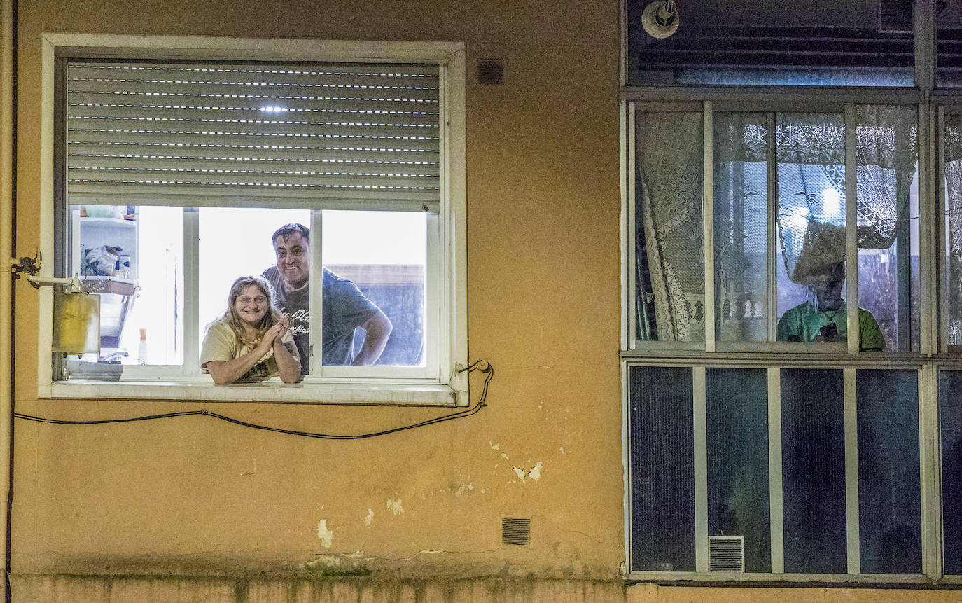 Los aplausos han sido generalizados por todas las zonas de Vitoria. En este reportaje fotográfico, recorremos Zabalgana, Judimendi, Txagorritxu y Santiago.