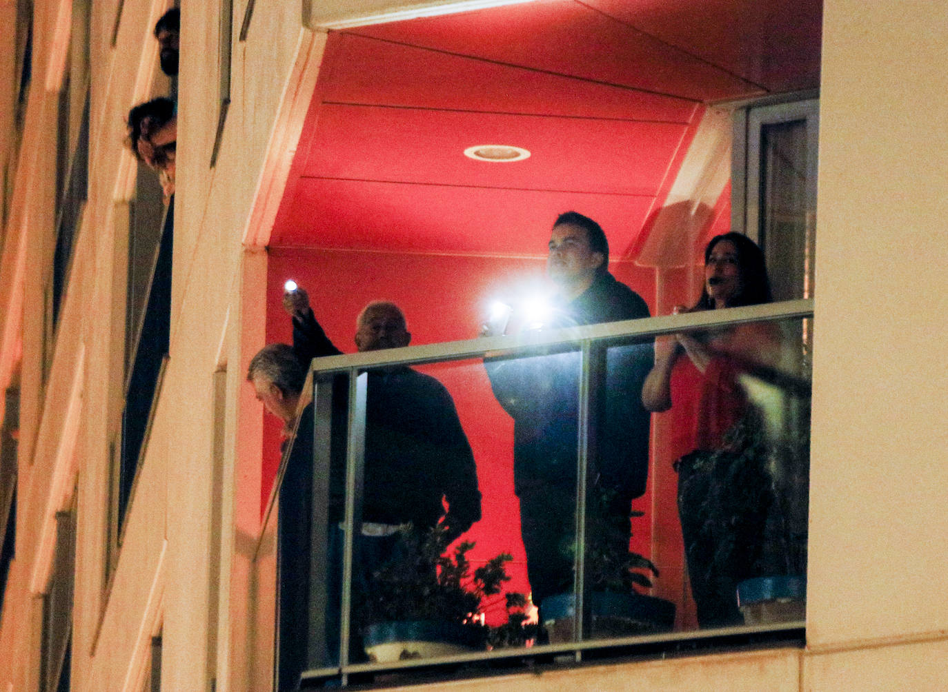 Los aplausos han sido generalizados por todas las zonas de Vitoria. En este reportaje fotográfico, recorremos Zabalgana, Judimendi, Txagorritxu y Santiago.