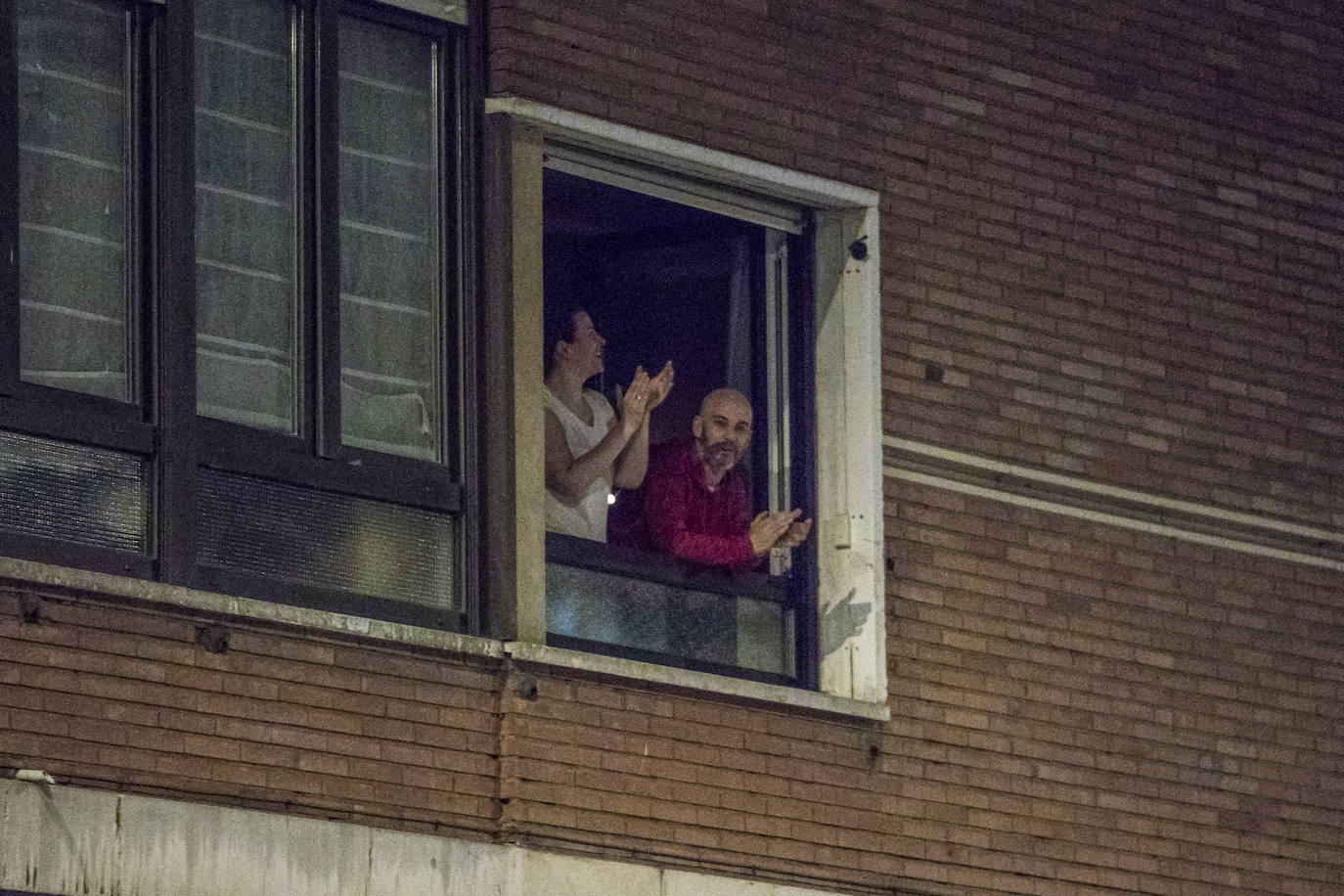 Los aplausos han sido generalizados por todas las zonas de Vitoria. En este reportaje fotográfico, recorremos Zabalgana, Judimendi, Txagorritxu y Santiago.