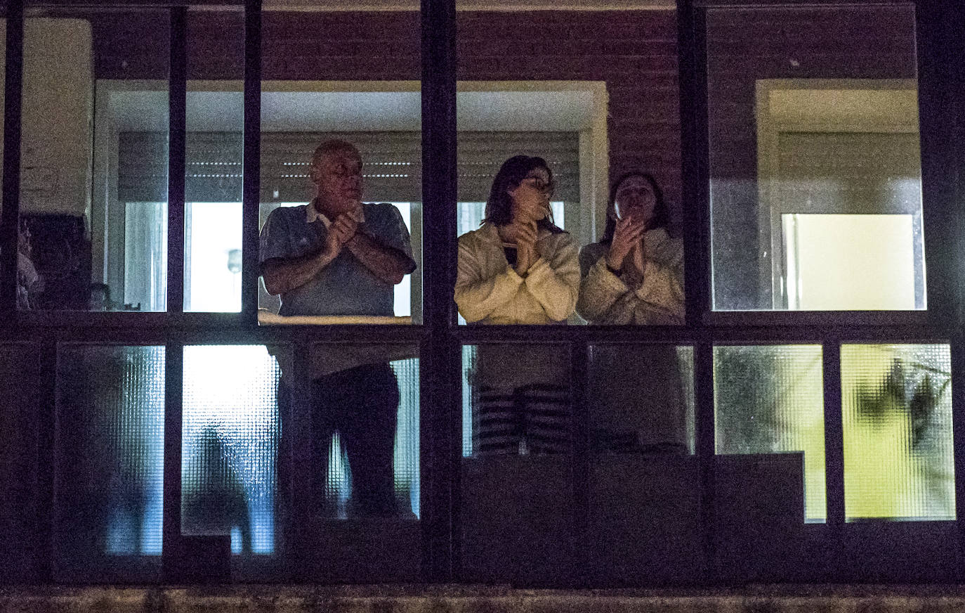 Los aplausos han sido generalizados por todas las zonas de Vitoria. En este reportaje fotográfico, recorremos Zabalgana, Judimendi, Txagorritxu y Santiago.