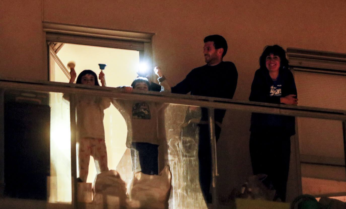 Los aplausos han sido generalizados por todas las zonas de Vitoria. En este reportaje fotográfico, recorremos Zabalgana, Judimendi, Txagorritxu y Santiago.