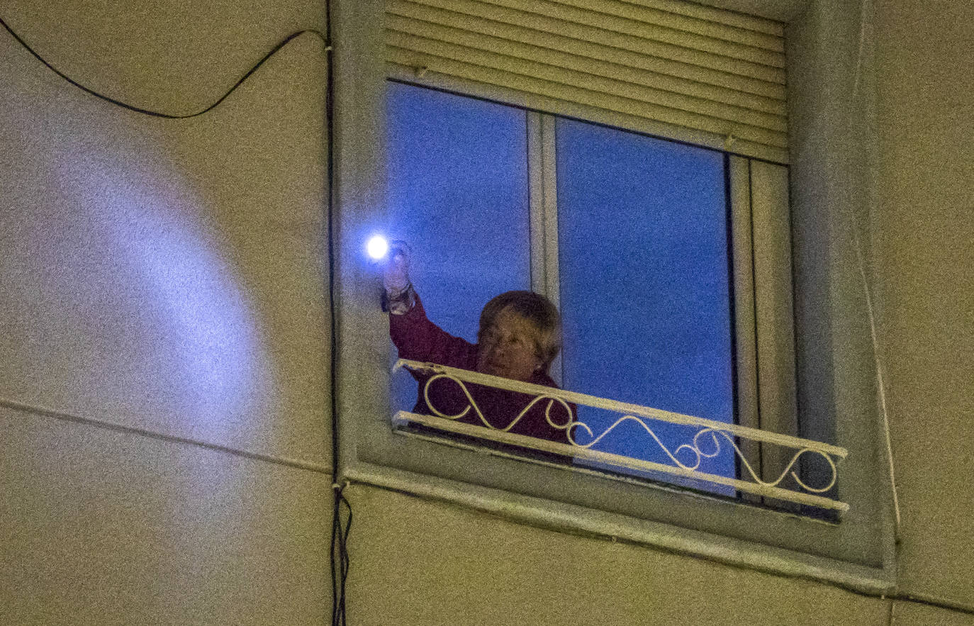 Los aplausos han sido generalizados por todas las zonas de Vitoria. En este reportaje fotográfico, recorremos Zabalgana, Judimendi, Txagorritxu y Santiago.