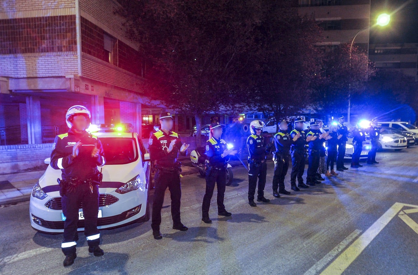 Agentes de la Policía Local han rendido homenaje a los sanitarios frente a Txagorritxu.