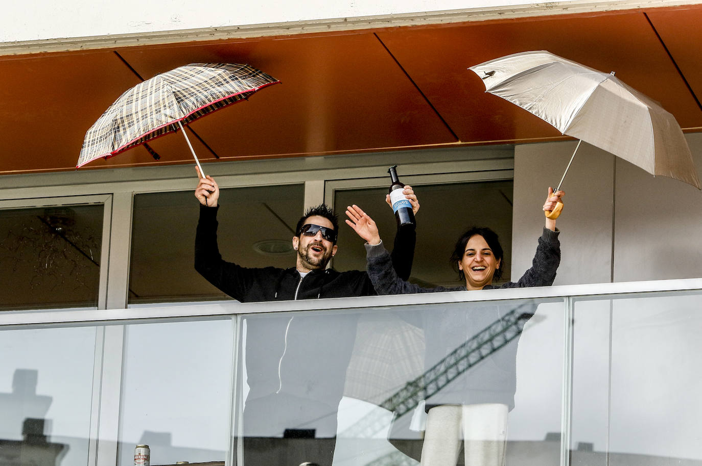 Los vitorianos no pierden la alegría pese al confinamiento y así lo expresan en los balcones.