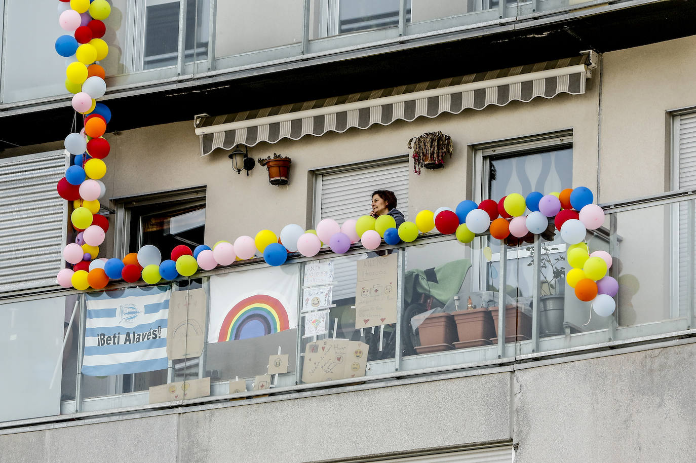 Permanecer más tiempo en casa ha llevado a algunos vitorianos a decorar sus balcones de forma vistosa.