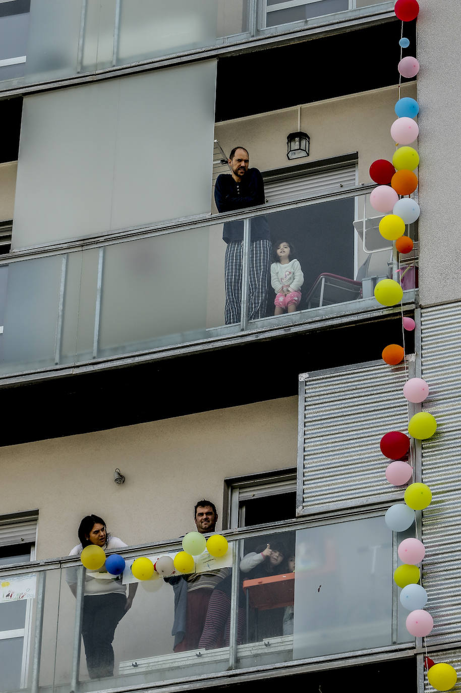 Permanecer más tiempo en casa ha llevado a algunos vitorianos a decorar sus balcones de forma vistosa.