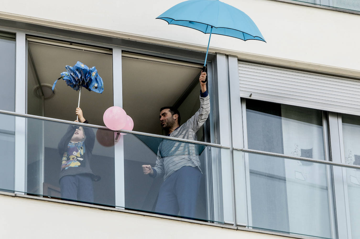 Los vitorianos no pierden la alegría pese al confinamiento y así lo expresan en los balcones.