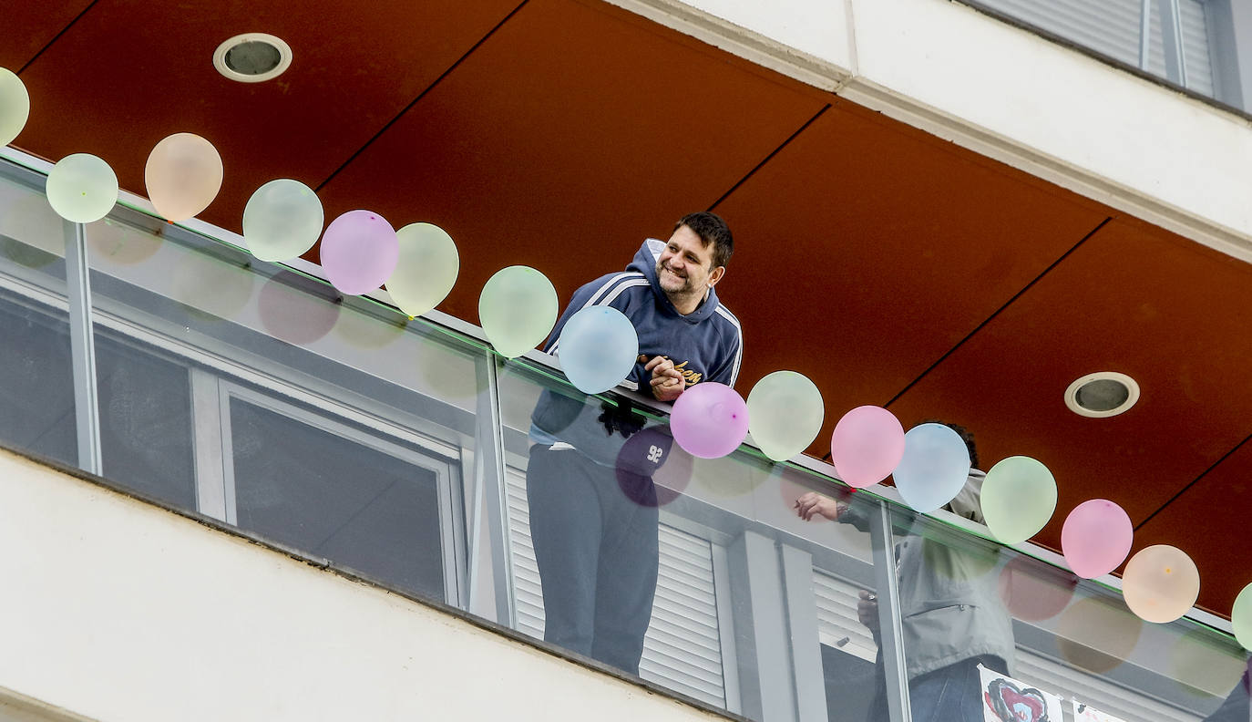Los balcones permiten a los vitorianos airearse.
