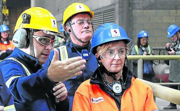 Arantza Tapia, en una visita a Sidenor, en Basauri. 