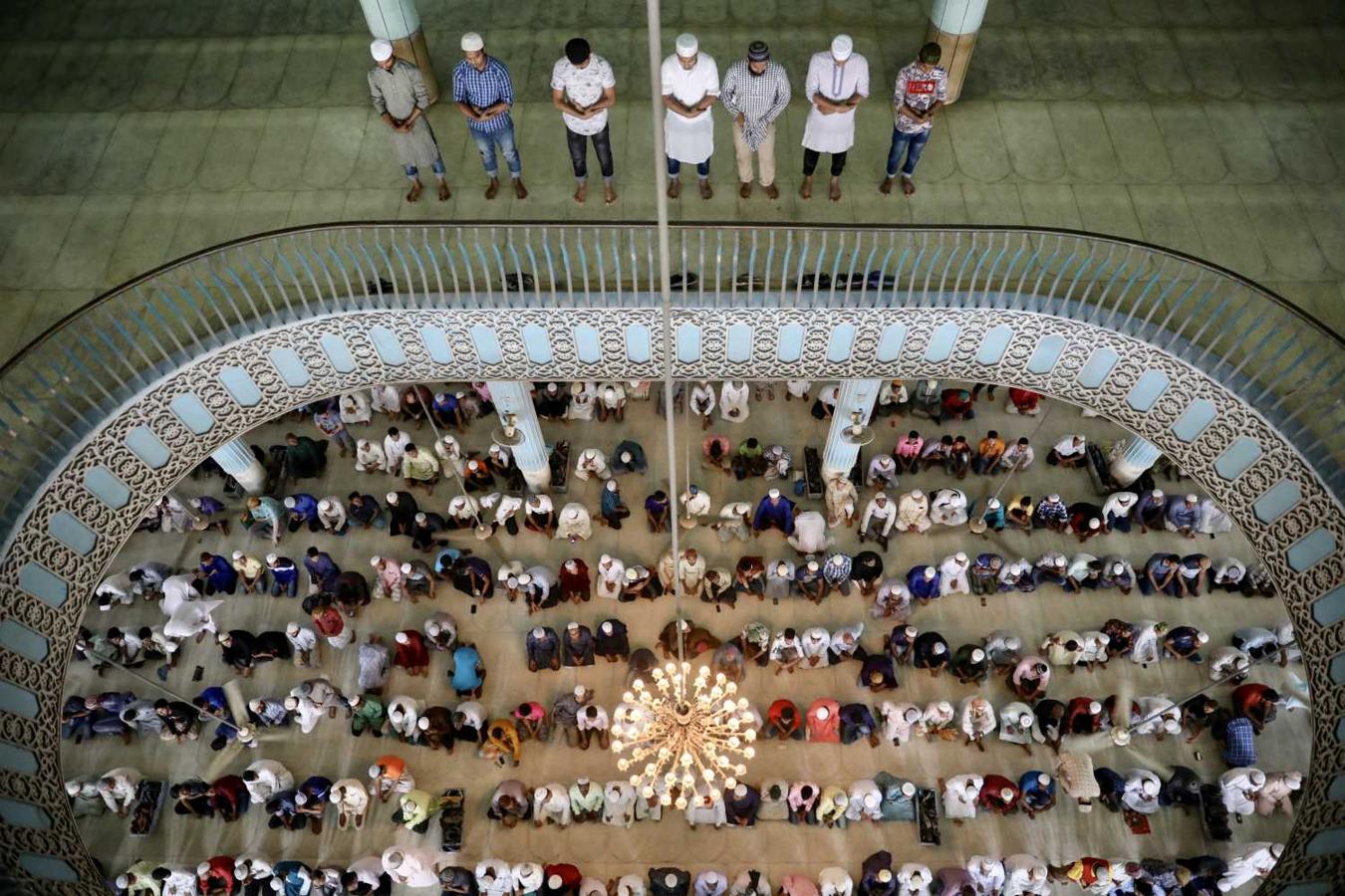 Oración del viernes en la Mezquita Nacional Baitul Mokarram en Dhaka, Bangladesh