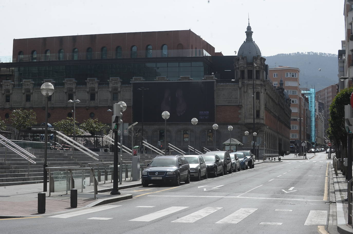 La plaza Bizkaia y la Alhóndiga.