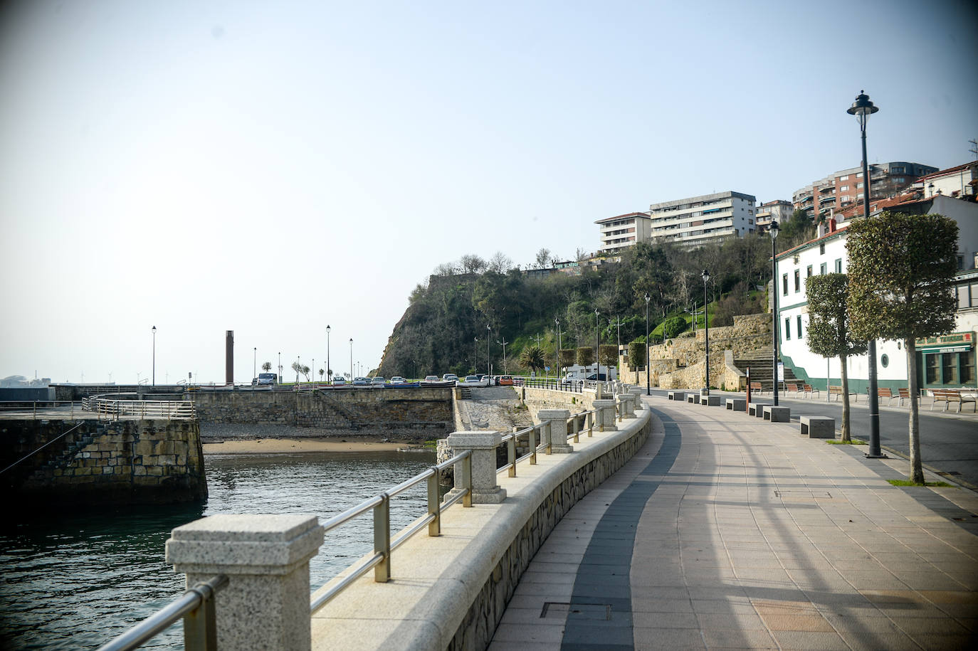 El paseo de la playa de Ereaga, completamente vacío.