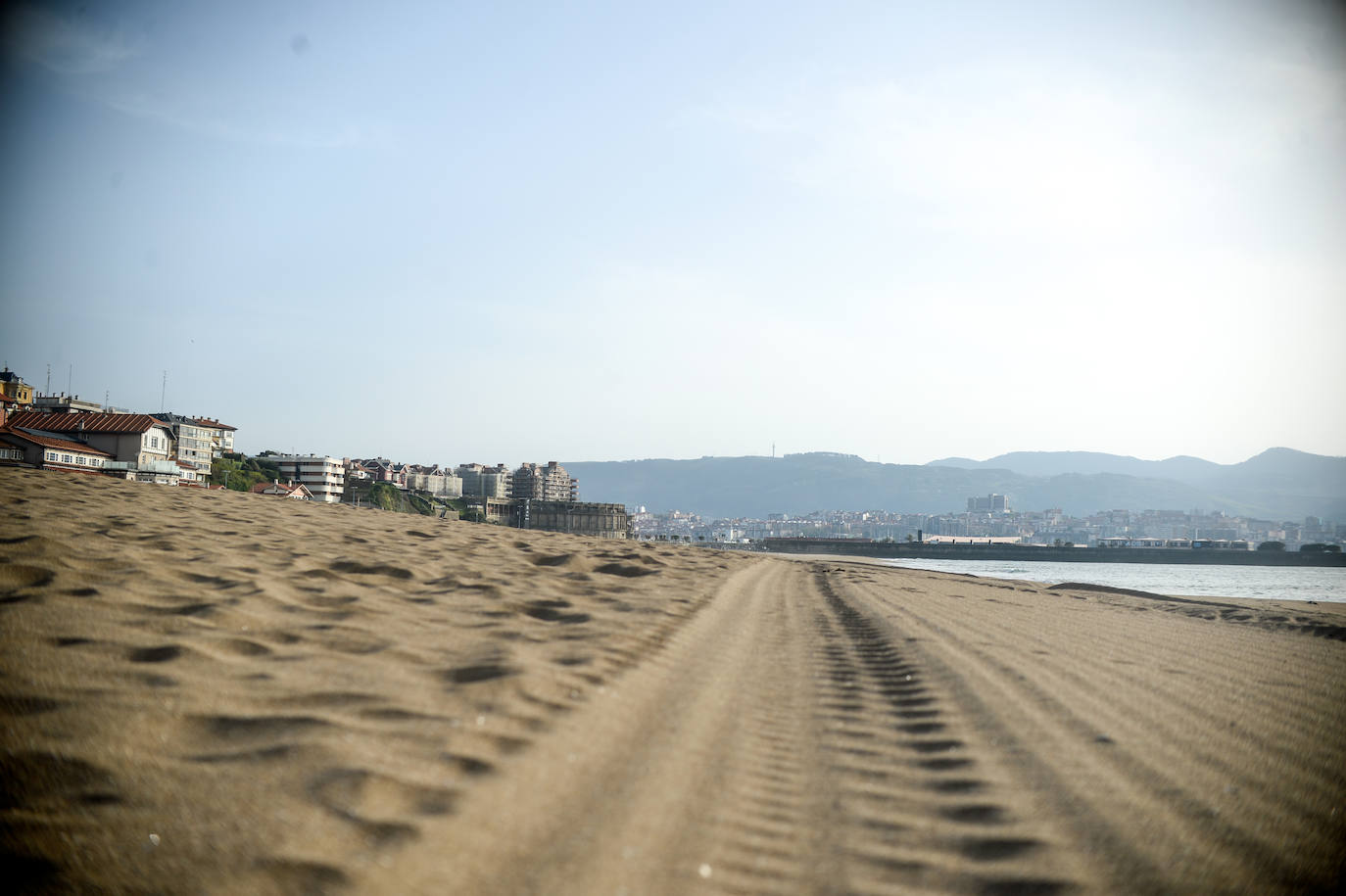 La playa de Ereaga, completamente vacía.