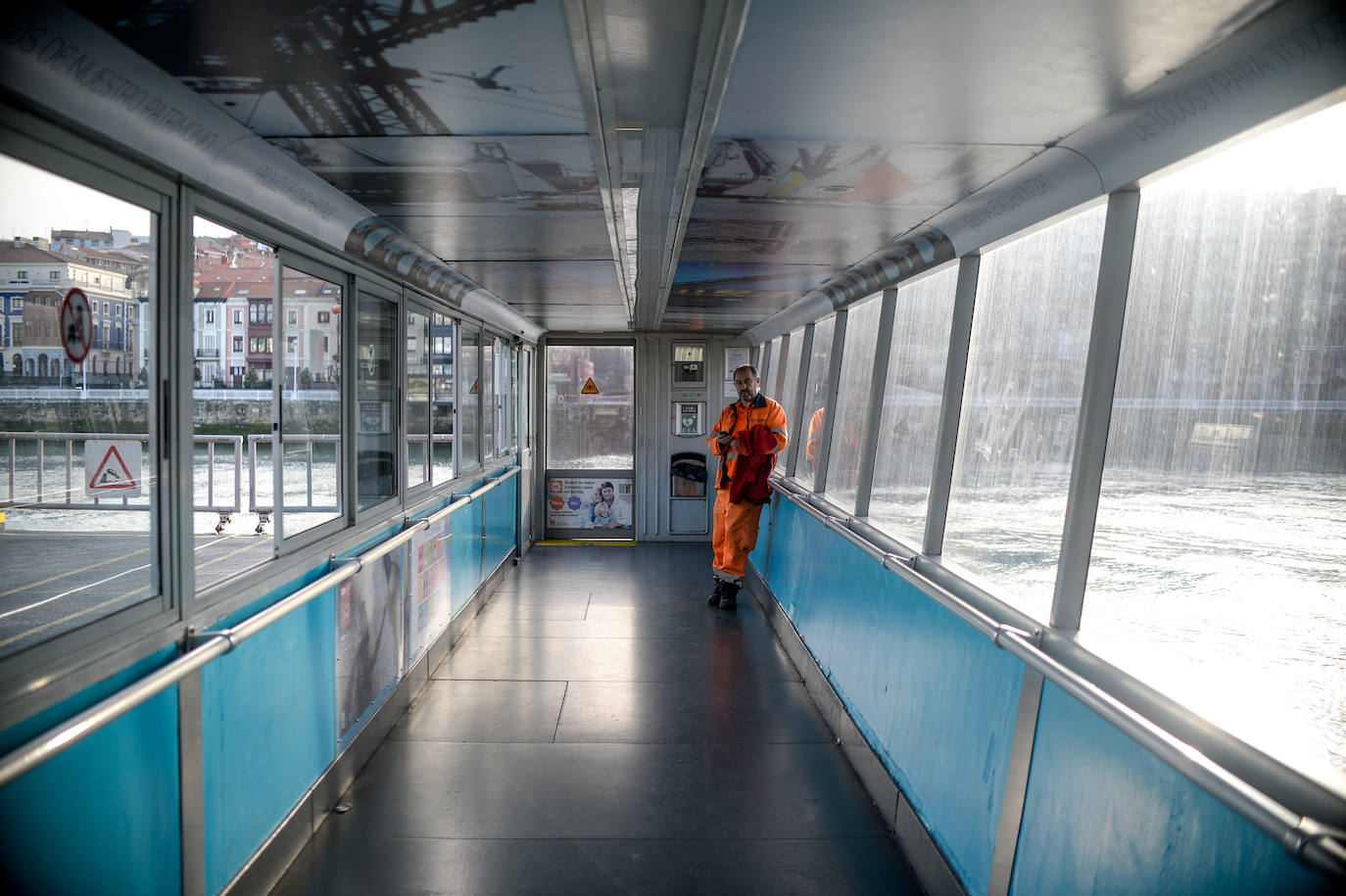 Un operario en el Puente Colgante.