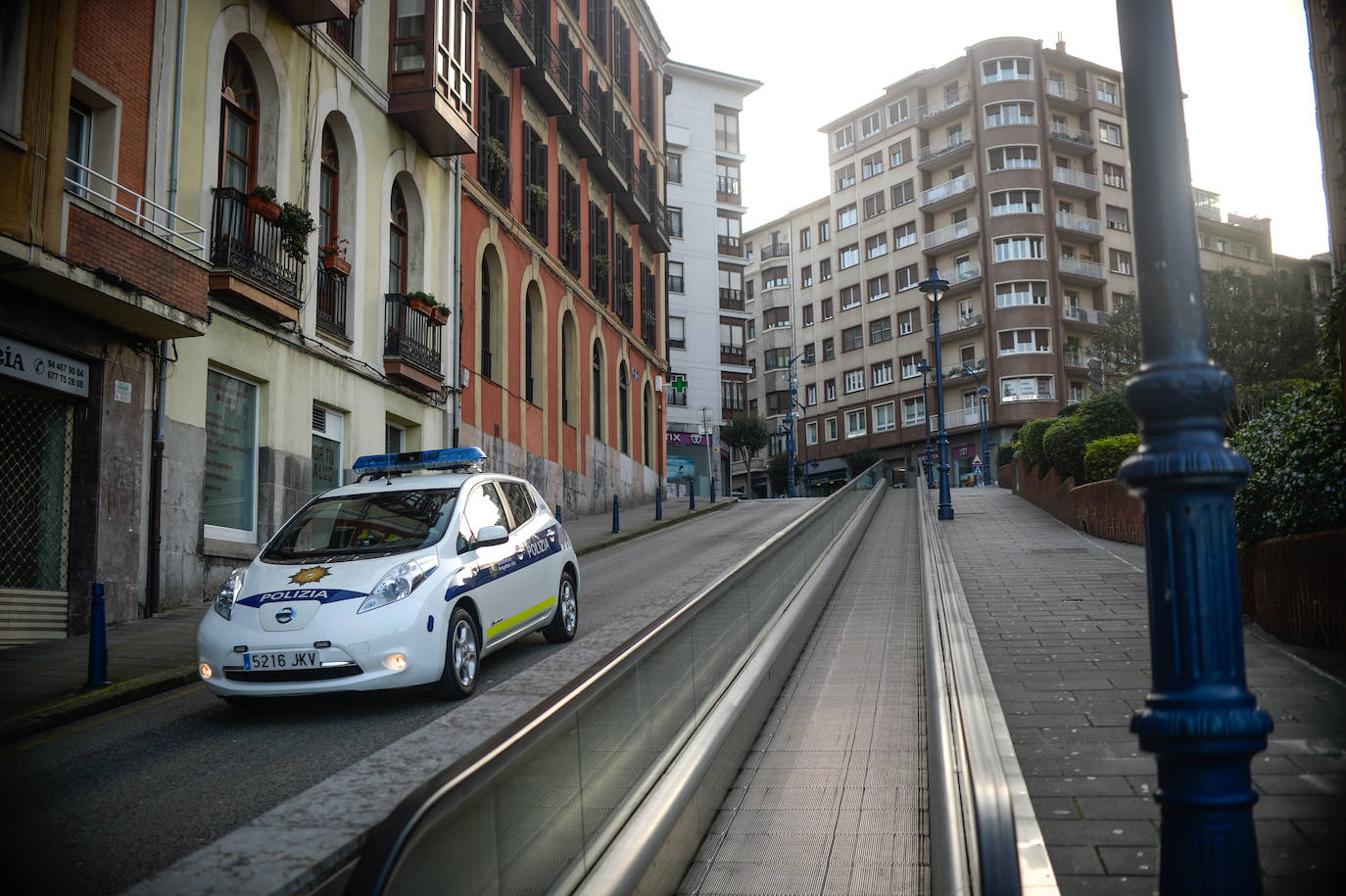 Una patrulla de la Policía Municipal recorre las calles de Portugalete, completamente vacías.