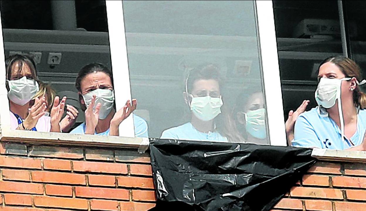 Sanitarias de Cruces que no pudieron bajar a la calle salieron a las ventanas para rendir tributo a la enfermera fallecida.