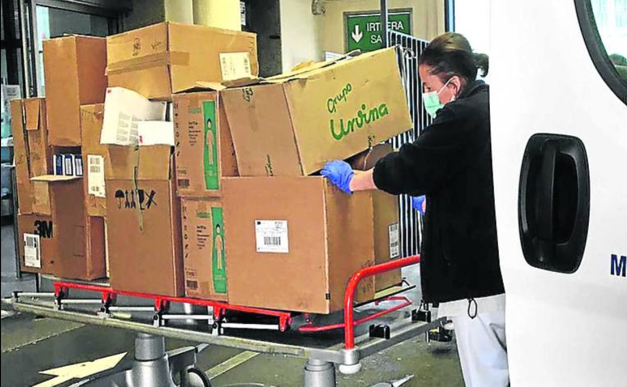 Una celadora de Txagorritxu carga con la donación de Michelin.