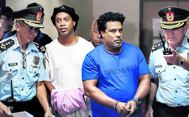 Ronaldinho y su hermano Roberto, detenidos el 4 de marzo en Paraguay por presentar pasaportes falsos.