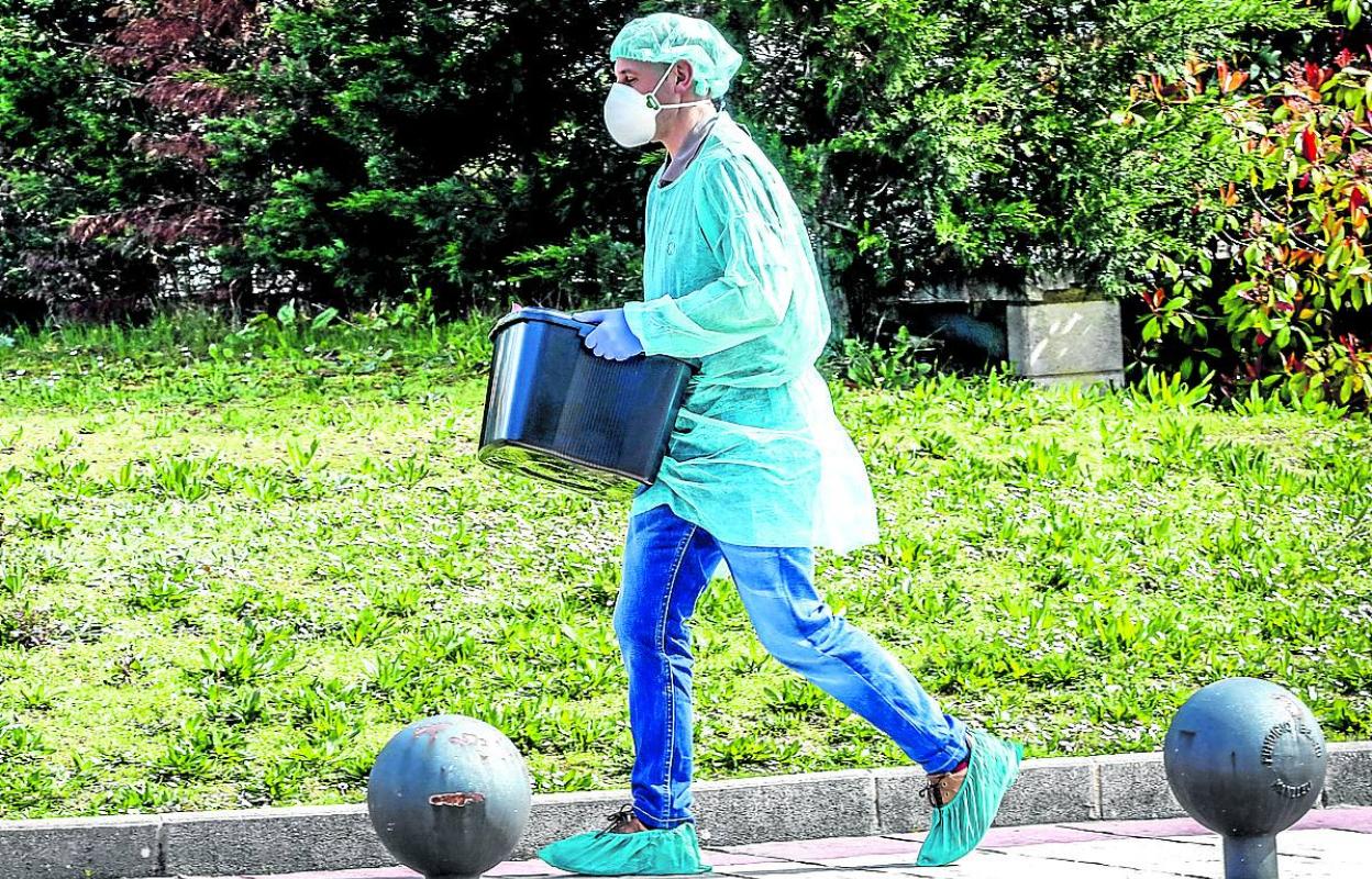 Un sanitario preparado para hacer un test a domicilio.