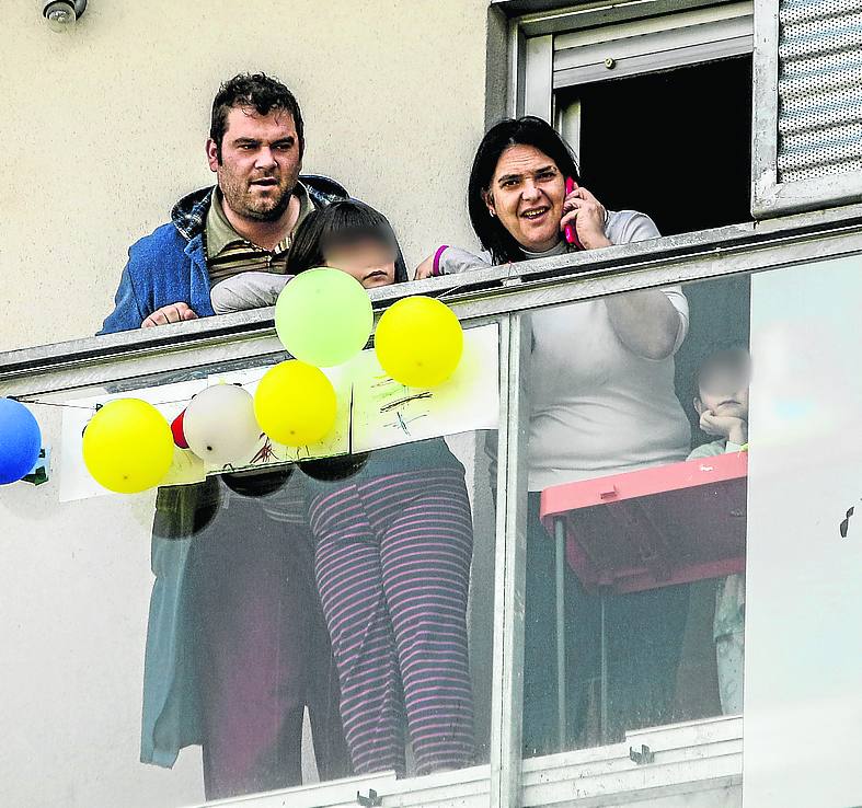 Padres e hijos jugando en el balcón. 