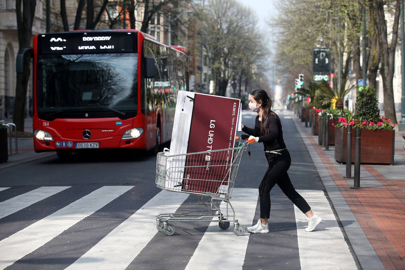 Una mujer pasa por un paso de cebra en la Gran Vía de Bilbao.