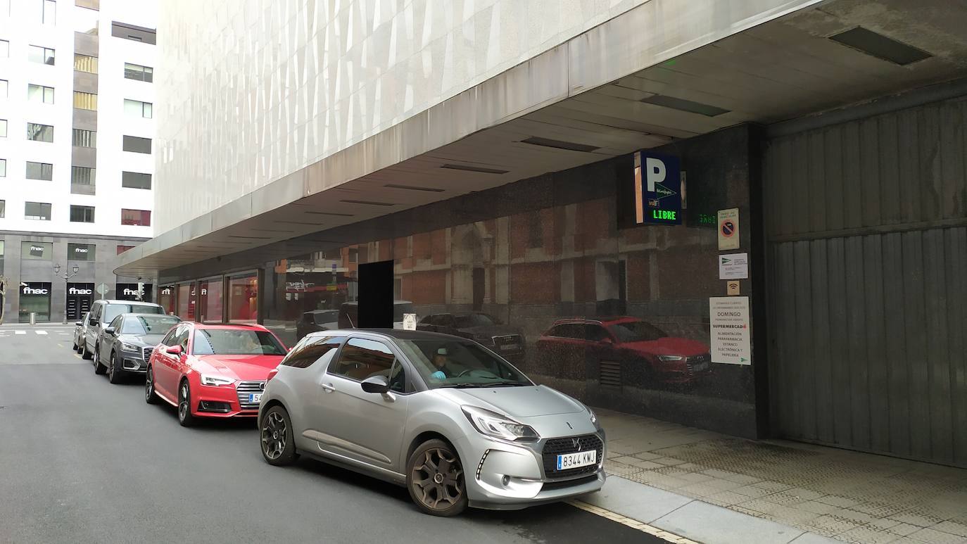 Las colas en el parking de El Corte Inglés contrastan con un Bilbao desierto 