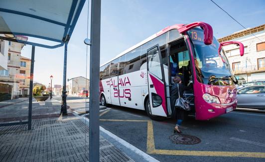 Una usuaria procede a subirse en un autobús foral.