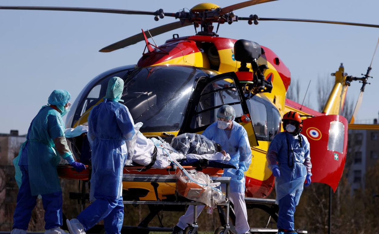 Un helicóptero medicalizado traslada a un paciente. 