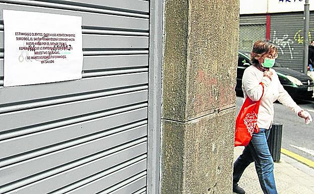 Tiendas cerradas por la pandemia en Bilbao.
