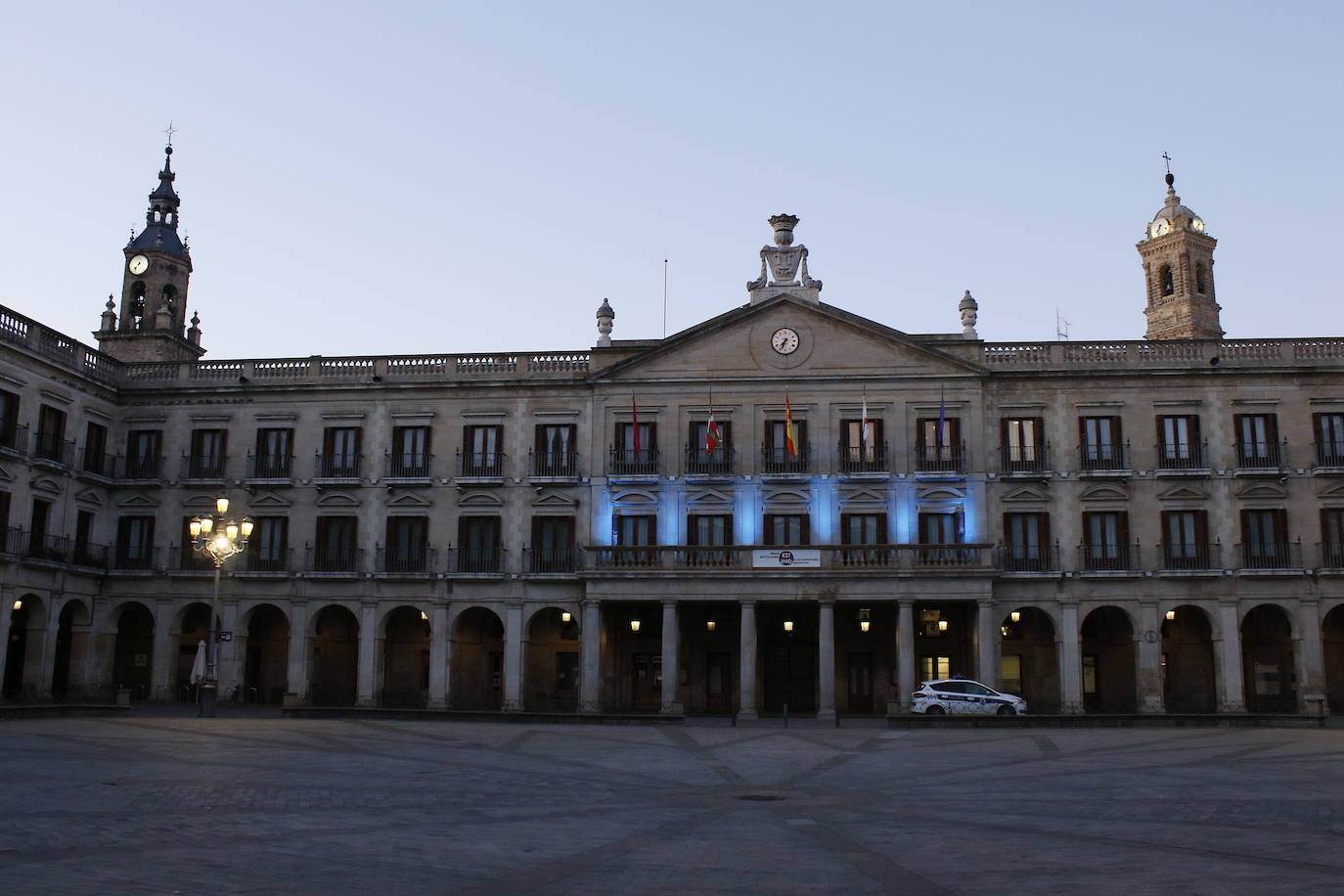 Fotos: El azul ilumina rincones emblemáticos de Vitoria para reconocer la labor de los sanitarios