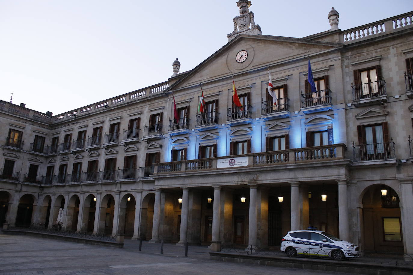 Fotos: El azul ilumina rincones emblemáticos de Vitoria para reconocer la labor de los sanitarios