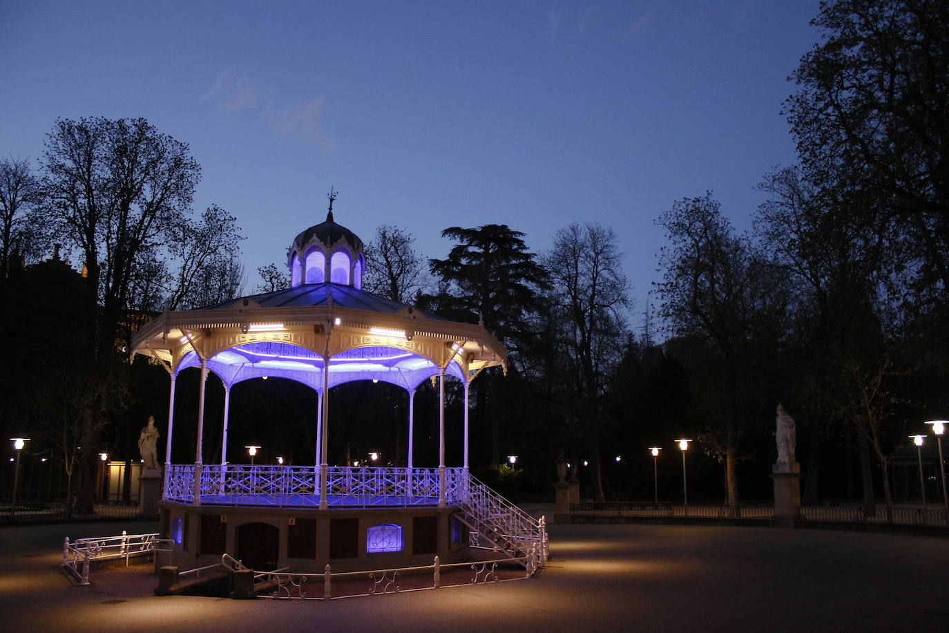 Fotos: El azul ilumina rincones emblemáticos de Vitoria para reconocer la labor de los sanitarios