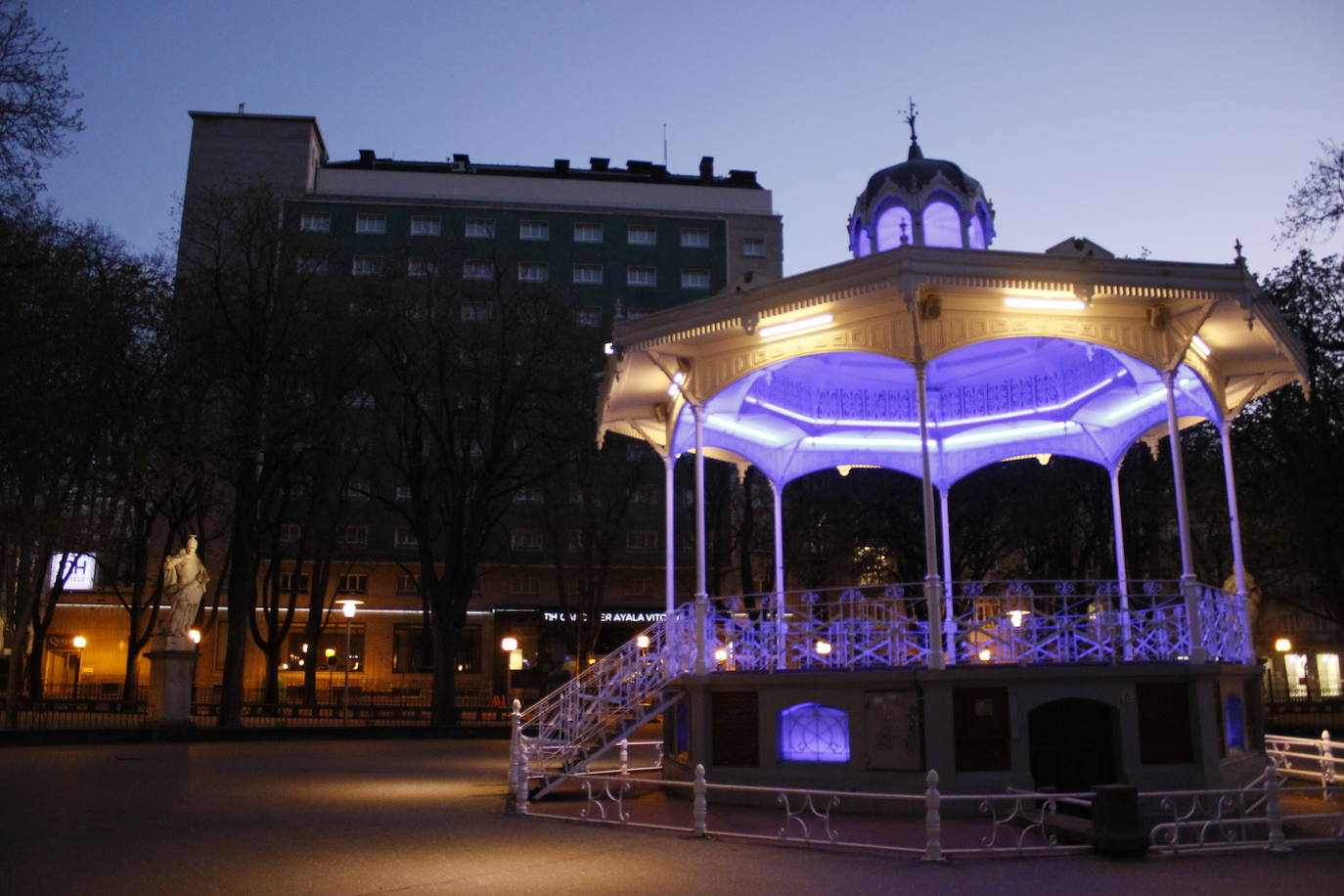Fotos: El azul ilumina rincones emblemáticos de Vitoria para reconocer la labor de los sanitarios