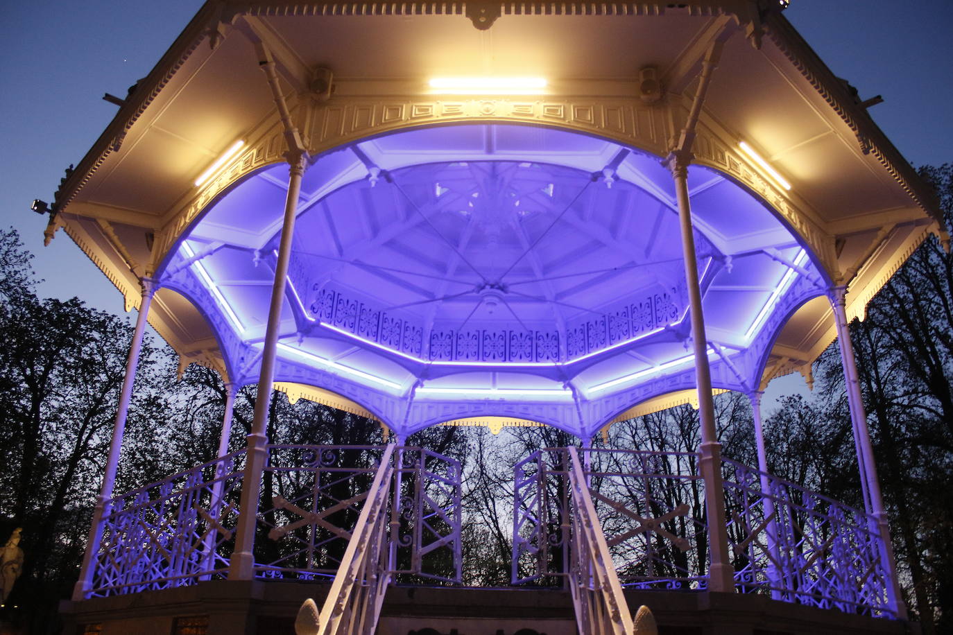 Fotos: El azul ilumina rincones emblemáticos de Vitoria para reconocer la labor de los sanitarios