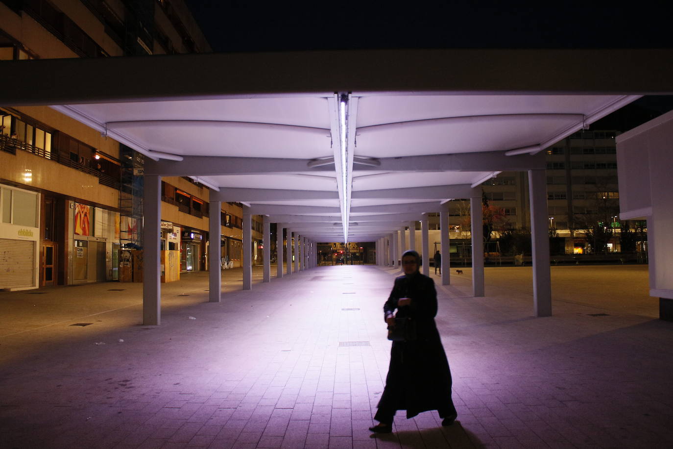 Fotos: El azul ilumina rincones emblemáticos de Vitoria para reconocer la labor de los sanitarios