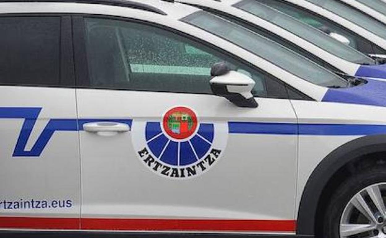 Dos heridos al volcar su camioneta en la N-637 en Larrabetzu