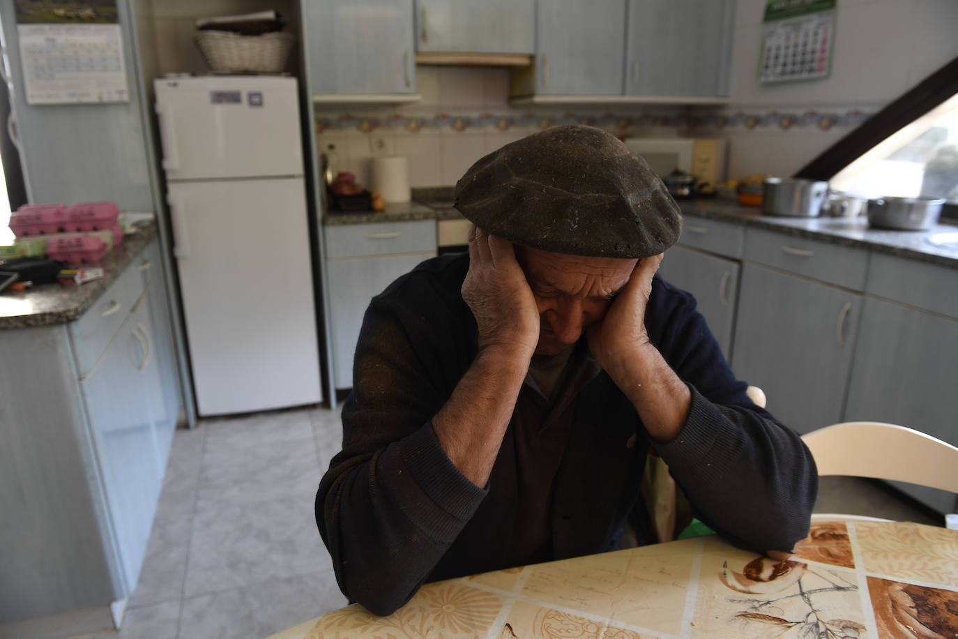 La actividad en el baserri comienza a las 7.30 de la mañana. Ha sido así casi durante toda la vida de Juanan Zabala, que a sus 67 años no recuerda haber vivido nada igual a este estado de alarma. Desde la cocina de su caserío reflexiona sobre la situación actual del campo y sobre el confinamiento. 