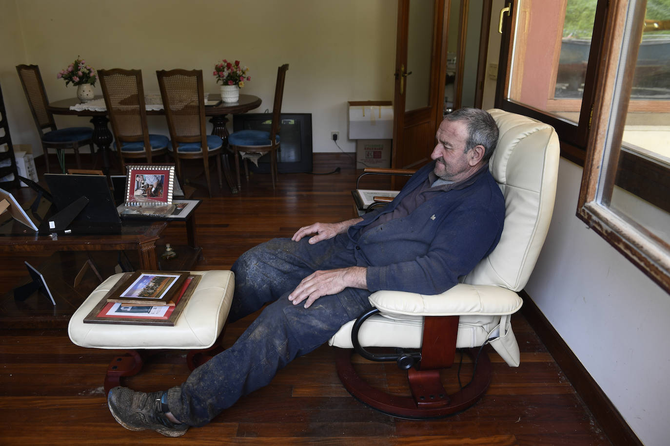 Juanan descansa en un sillón del salón. Beñat sonríe y confirma que ni la estancia ni el mueble son usados habitualmente. "Creo que es la primera vez que le veo ahí sentado. Primero porque aquí la vida se hace en la cocina y segundo porque tampoco hay tiempo. Te levantas, trabajas, comes y te vas a la cama. Además, él no nunca se está quieto", cuenta el joven.